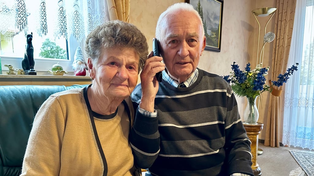 Wurden schon öfter von Schockanrufern belästigt: Renate und Adolf Stang aus Magdeburg. Doch sie haben einen Trick, die Betrüger ganz schnell zu entlarven.