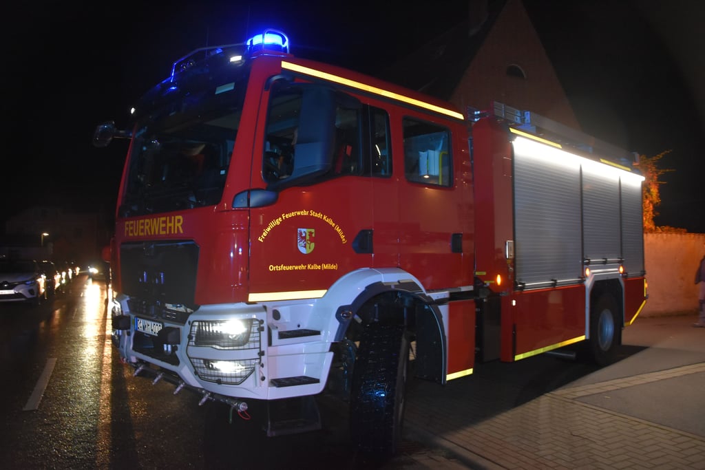 Gerätewart Matthias Lemm steuerte den neuen Tanker rückwärts auf den Hof des Gerätehauses Kalbe.