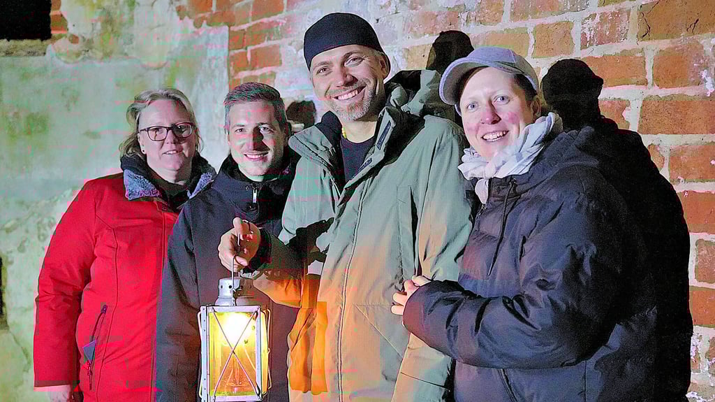 Die „Schattenwandler“ (von links): Cerstin, Tino, Tobias und Catrin gehen auf Geisterjagd in einer Kirchenruine im Landkreis Stendal.