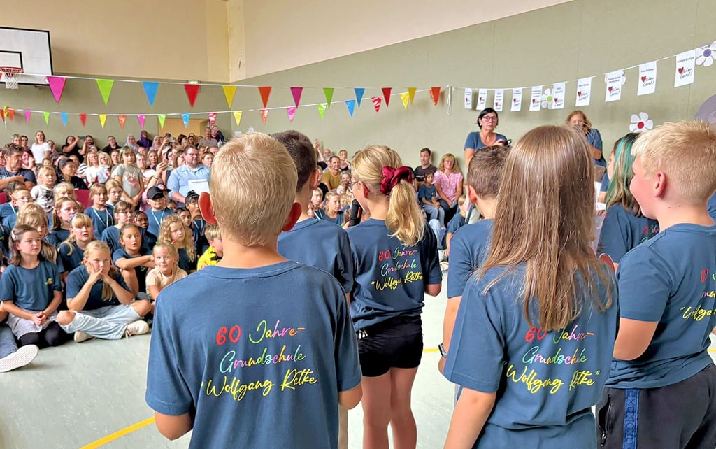 Das Programm am Tag der offenen Tür der Grundschule Wolfgang Ratke wurde in der vollbesetzten und schlecht belüftbaren Turnhalle aufgeführt.