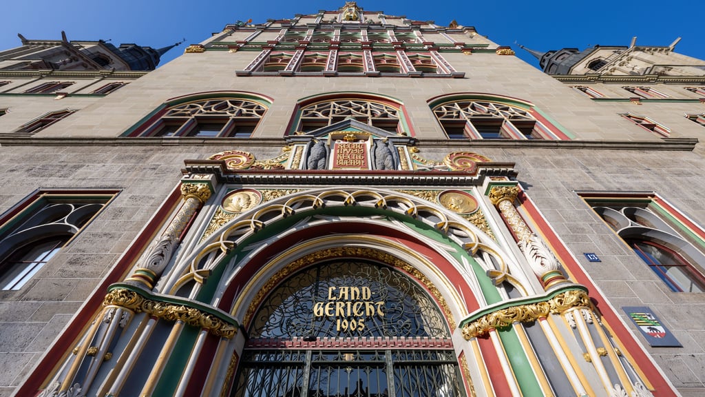 Das Landgericht Halle verhandelt den Drogenprozess um ein Restaurant in Eisleben. Zwei Männer sollen neun Kilo Marihuana verkauft haben.