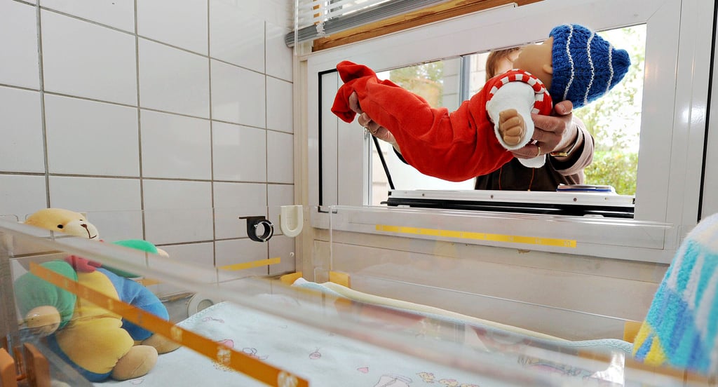 Eine Puppe wird in eine Babyklappe gelegt. Im Altmarkkreis gibt es dieses Angebot nicht. 