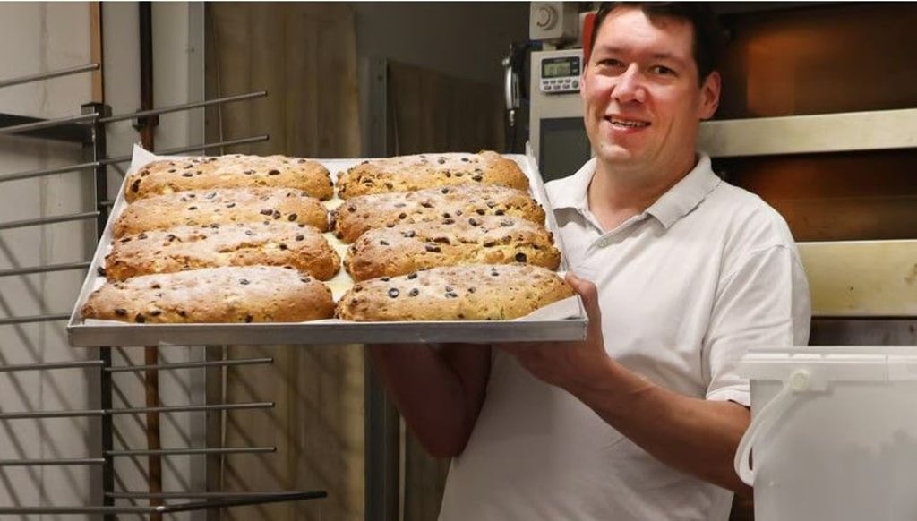 Klassiker aus der Bäckerei: Die ersten Christstollen haben Stefan Kirn und seine Mitarbeiter in Halle längst gebacken.