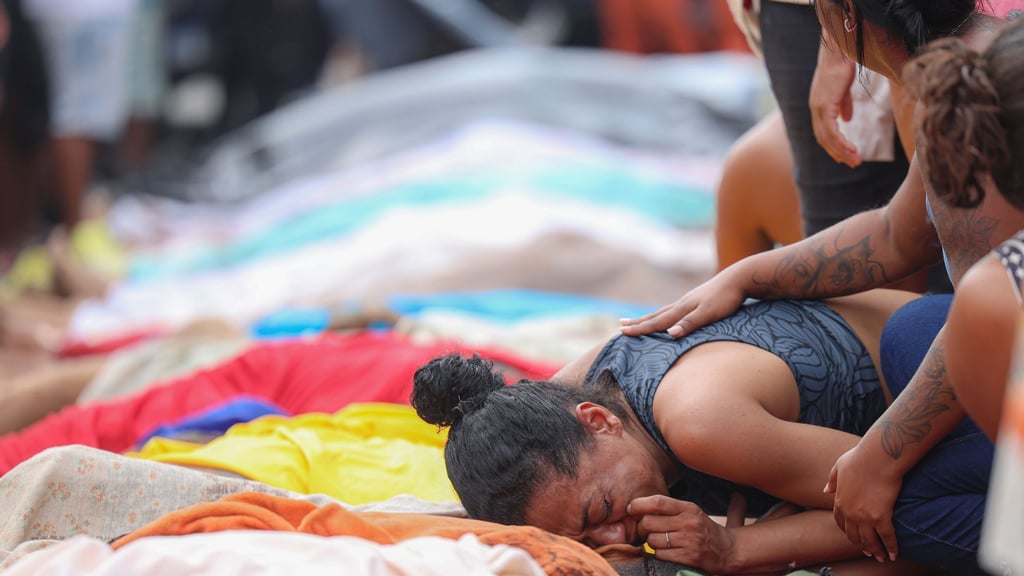 Familien trauern um ihre bei dem Einsatz getöteten Angehörigen.