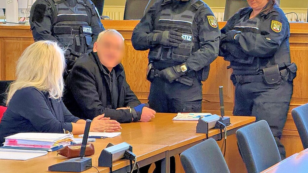 Der Angeklagte im Gespräch mit seiner Dolmetscherin.