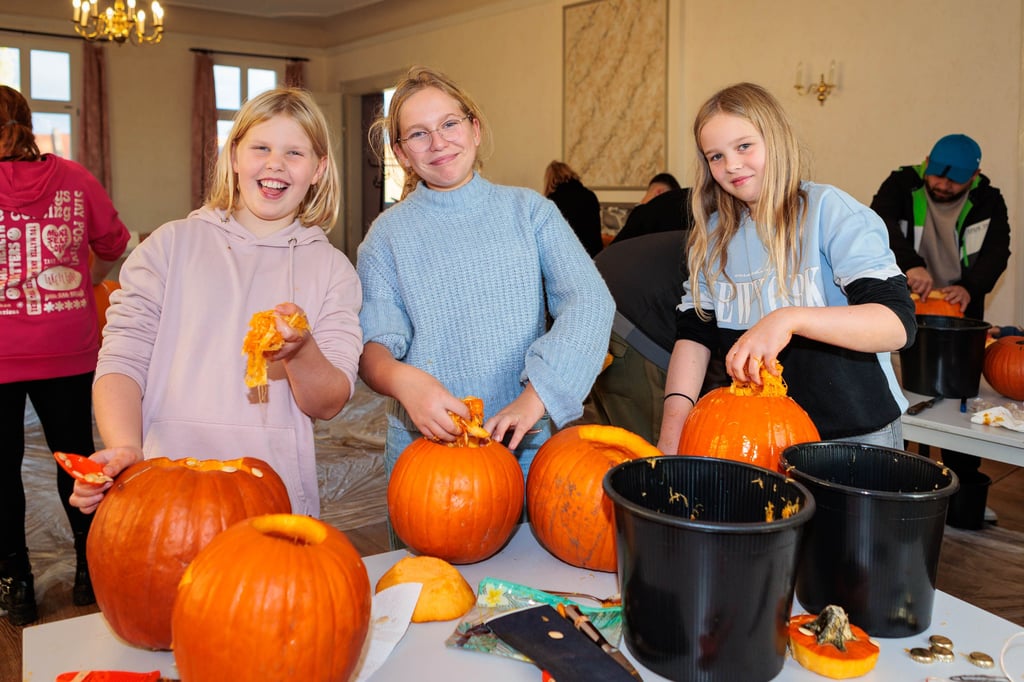 Kürbisschnitzen im Bürgerhaus Rehmsdorf: Ewa, Fanny und Leni bereiten ihre Kürbisse vor. 