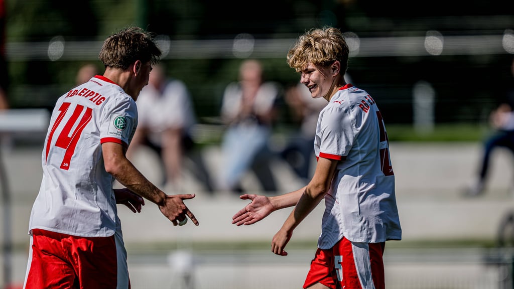 Das Führungstor von Simon Wurm (r.) reicht RB nicht zum Sieg gegen Energie Cottbus.