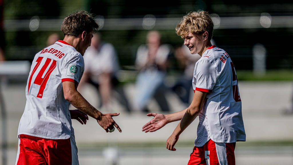 Das Führungstor von Simon Wurm (r.) reicht RB nicht zum Sieg gegen Energie Cottbus.