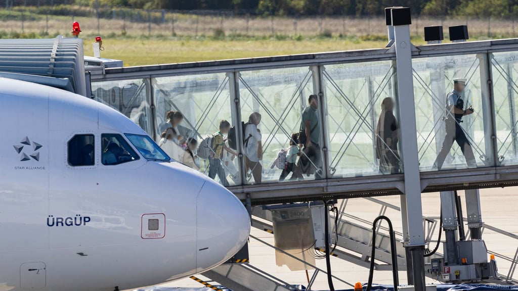 Im September sind bereits zweimal Menschen aus Afghanistan nach Hannover gebracht worden. (Archivbild)
