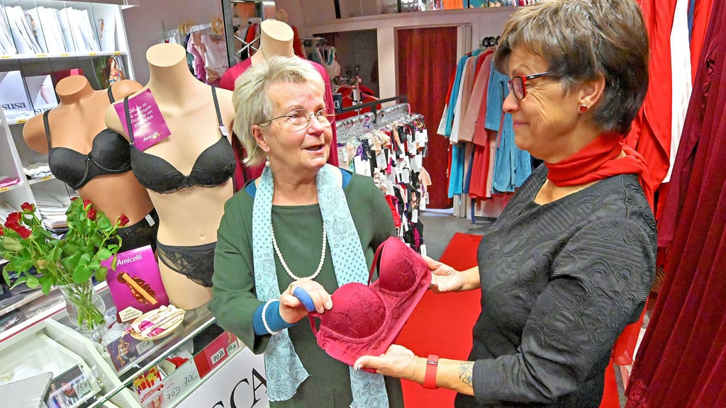 Schöne Wäsche ist die große Leidenschaft von Siglinde Beucke (links) und Ute Rödl. 