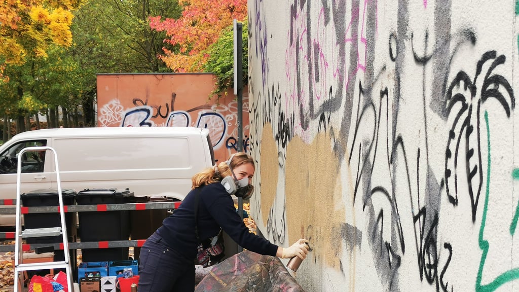 Anders als die sogenannten Tag-Terroristen, die Hausfassaden mit ihren Schriftzügen verunstalten, hatte die Magdeburgerin Melina Gross die Erlaubnis zum Sprühen.