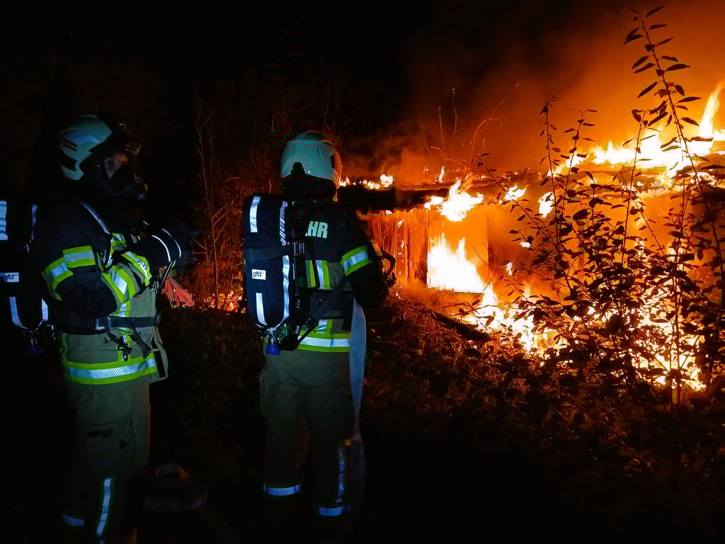 Unter Atemschutz kämpften die Einsatzkräfte in der Gneisenaustraße in Oschersleben gegen die Flammen.