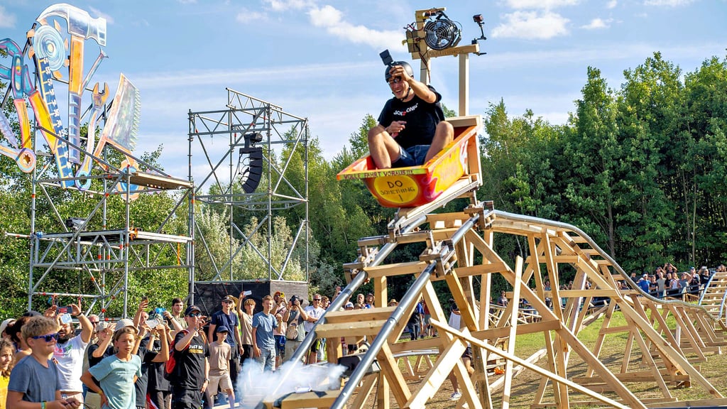 Auf dem Macher-Festival in Ferropolis wird 2025 sogar eine Achterbahn selbst gebaut und getestet.