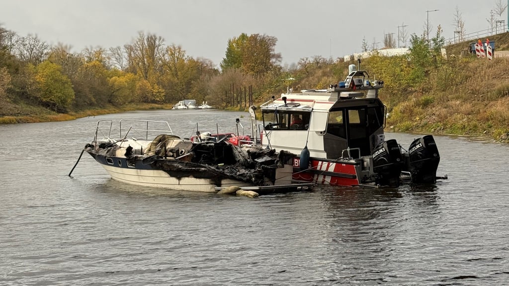 Die am 17. Juli 2025 abgebrannte dänische Yacht wurde am Donnerstag (30. Oktober 2025) durch ein Boot der Berufsfeuerwehr Magdeburg abgeschleppt.