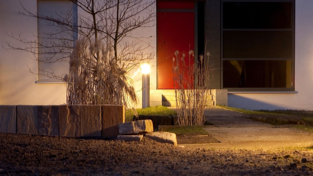 Künstliches Licht am Haus sorgt für Sicherheit, verändert aber den nächtlichen Lebensraum vieler Tiere.