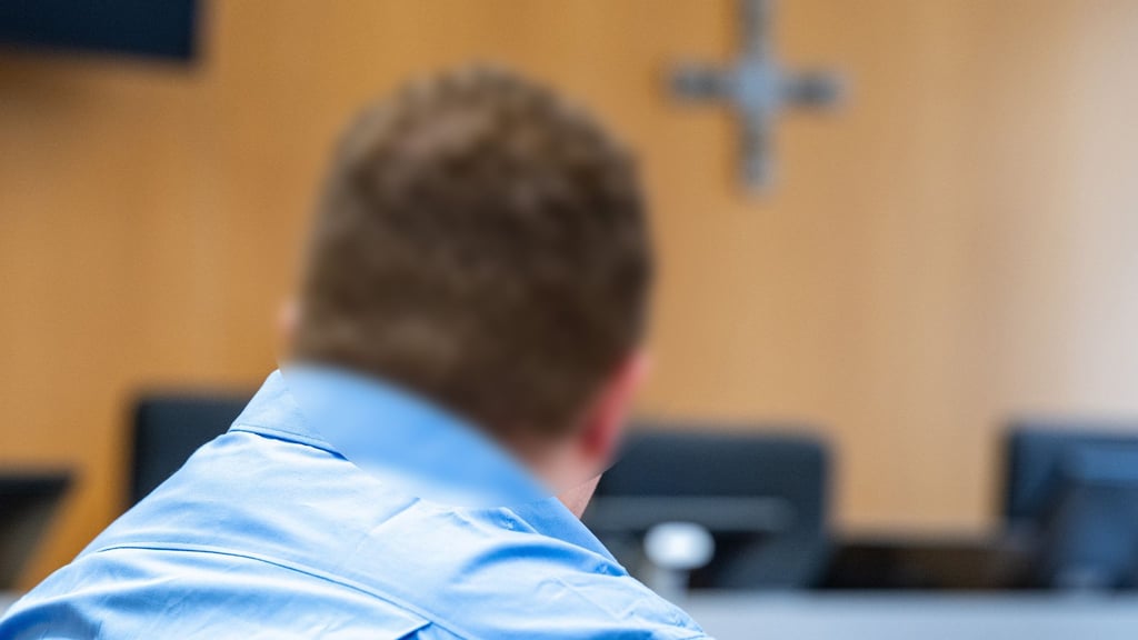 Mit Desinfektionsmittel als Brandbeschleuniger zündete ein 33-Jähriger in Landshut nach Überzeugung der Richter die Haare seiner pflegebedürftigen Großmutter an. Die Seniorin erlag knapp vier Wochen nach der Tat ihren Verletzungen. Jetzt ist der Mann verurteilt worden.