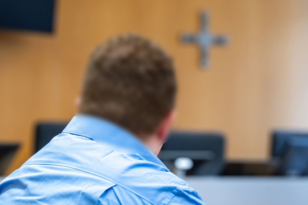 Mit Desinfektionsmittel als Brandbeschleuniger zündete ein 33-Jähriger in Landshut nach Überzeugung der Richter die Haare seiner pflegebedürftigen Großmutter an. Die Seniorin erlag knapp vier Wochen nach der Tat ihren Verletzungen. Jetzt ist der Mann verurteilt worden.