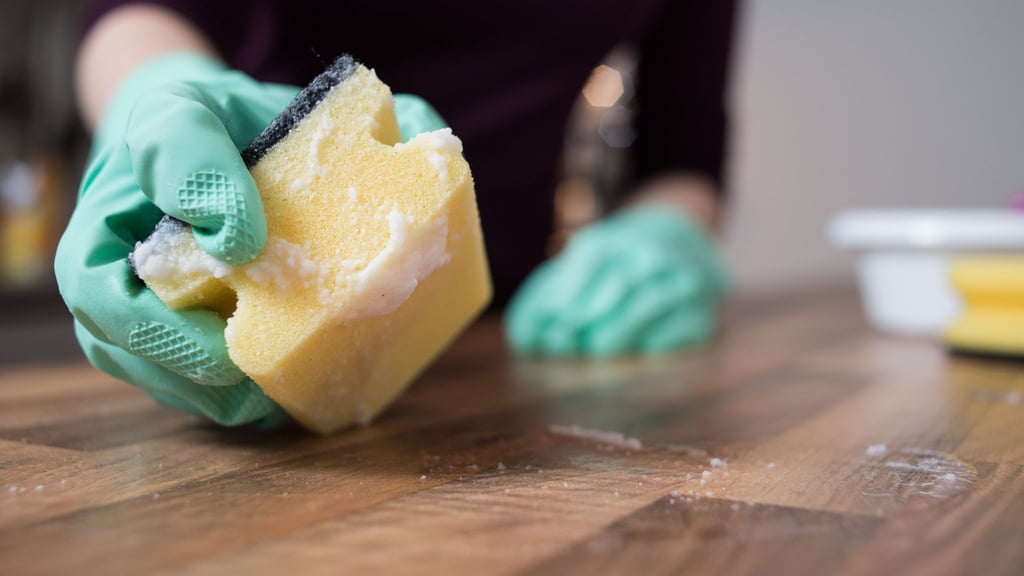 Feuchte Schwämme sollte man regelmäßig austauschen oder besser gleich dünne Putzlappen oder Küchenpapier verwenden, wenn etwas verschüttet wurde.