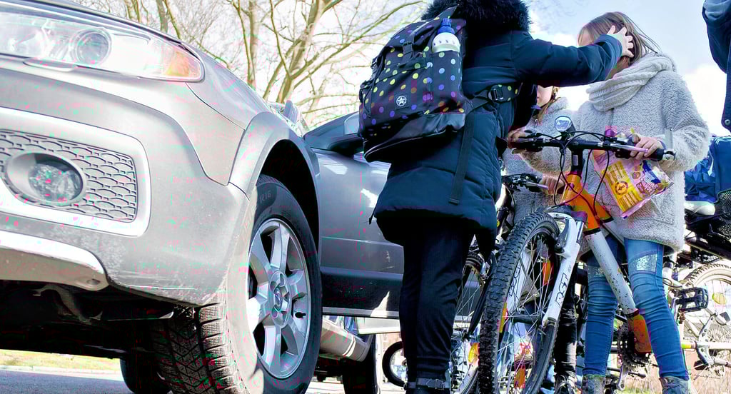 Elterntaxis kann man wohl in den meisten Städten der Budnesrepublik beobachten. Auch in Schönebeck bringen viele Eltern ihre Kids mit dem Auto zur Schule - was nicht unbedingt ideal ist.