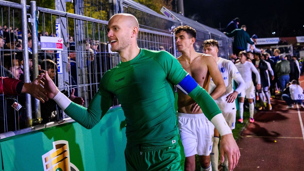 Die Spieler des 1. FC Magdeburg feiern mit ihren Fans den Sieg beim FV Illertissen. Am Sonntag wartet nun der VfL Bochum in der 2. Bundesliga.