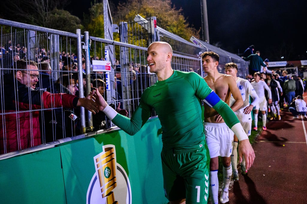 Die Spieler des 1. FC Magdeburg feiern mit ihren Fans den Sieg beim FV Illertissen. Am Sonntag wartet nun der VfL Bochum in der 2. Bundesliga.