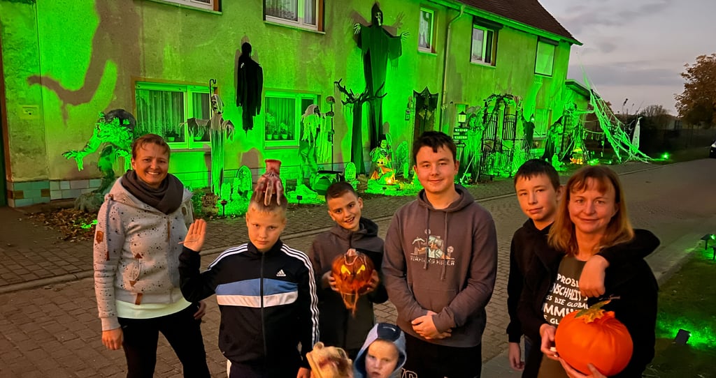 Das Gruselhaus in Elversdorf lädt zum Bestaunen ein.