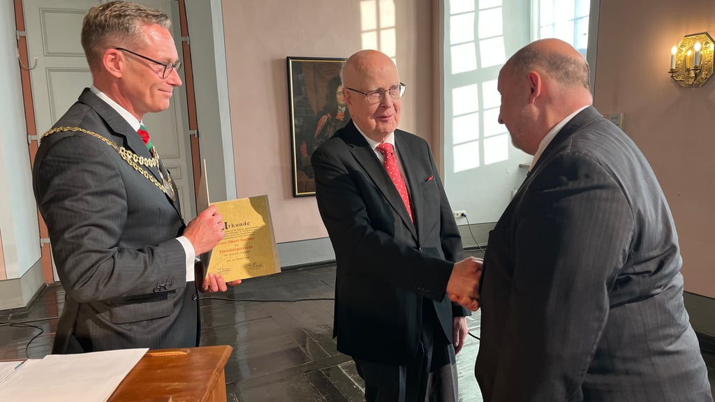 Ernst-Albert Naether wird Ehrenbürger der Stadt Zeitz:  OB Christian Thieme (links) übergibt ihm die Urkunde,  Stadtratschef Ulf Altmann gratuliert.