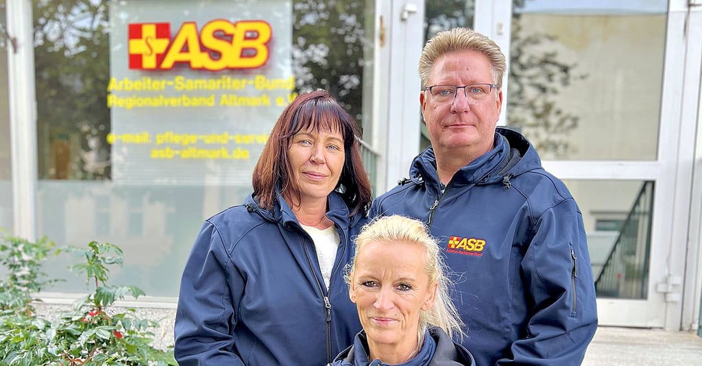 Vorstandsvorsitzender Torsten Westendorf mit  Angela Westendorf, kaufmännische Leiterin des Pflegedienstes (links), und Jeanette Hoffert, Pflegedienstleiterin in Tangerhütte.