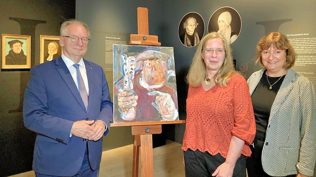 In Wittenberg ist  dieses Luther-Gemälde von Bernhard Heisig vorgestellt worden.  Über den Neuzugang freuen sich  Ministerpräsident Reiner Haseloff, Anne-Katrin  Ziesak (Luther-Museen) und Gabriele Haseloff (Freundeskreis Luther-Museen). Im Hintergrund links ist  ein Luther-Porträt von Cranach zu sehen.