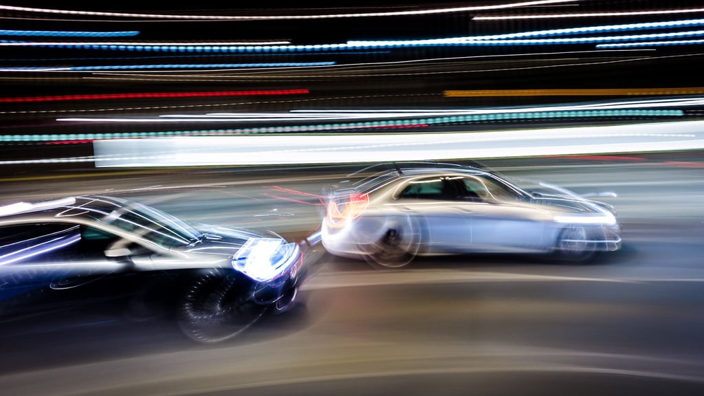 Geblinkt und doch nicht abgebogen: Entscheidet sich der Vordermann wider Erwarten um, können andere Verkehrsteilnehmer mithaften, falls es zum Crash kommt.