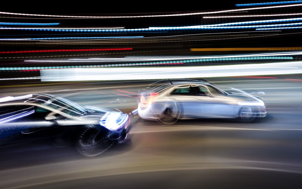 Geblinkt und doch nicht abgebogen: Entscheidet sich der Vordermann wider Erwarten um, können andere Verkehrsteilnehmer mithaften, falls es zum Crash kommt.