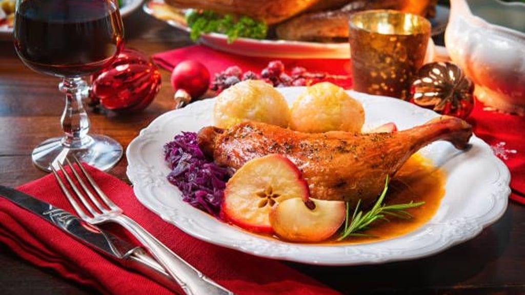 Gänsekeulen, Klöße und Bratensoße: Das gehört für viele Magdeburger an Weihnachten traditionell auf den Essenstisch.