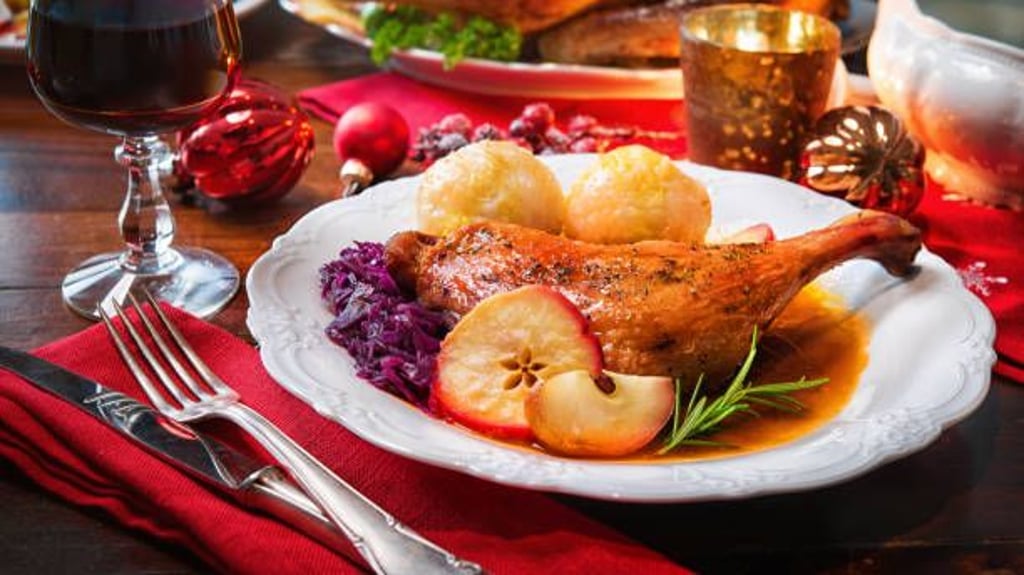 Gänsekeulen, Klöße und Bratensoße: Das gehört für viele Magdeburger an Weihnachten traditionell auf den Essenstisch.