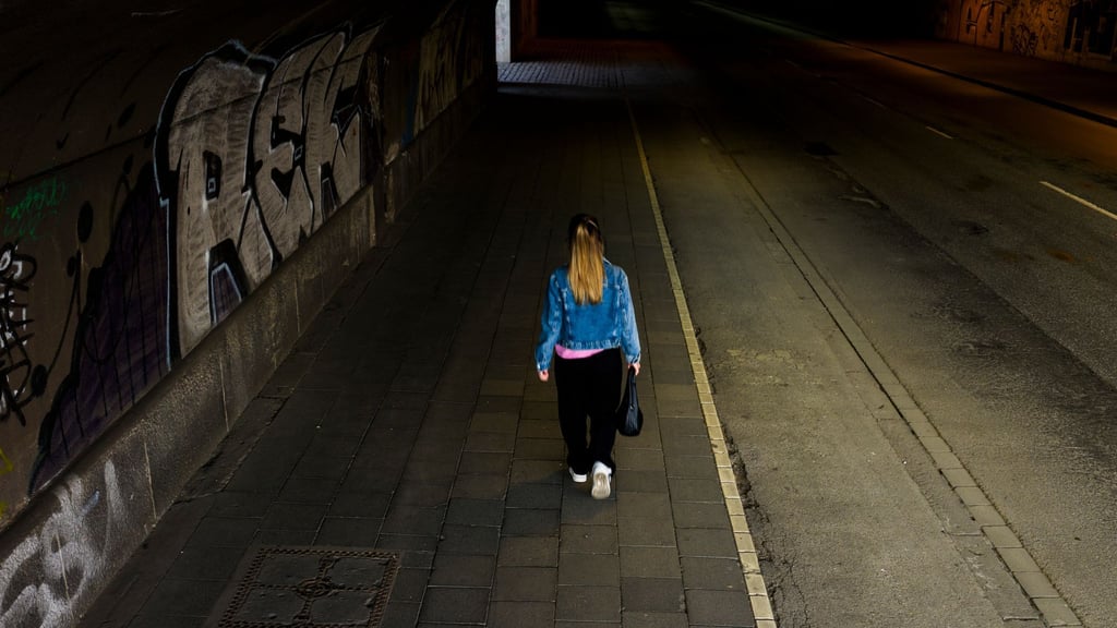Die Polizei gibt präventive Verhaltenstipps, mit denen sich Menschen, die nachts unterwegs sind, besser schützen können.