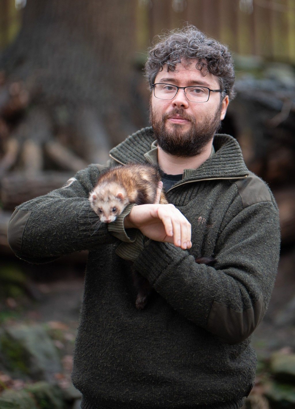 Halberstadts Tiergartenchef David Neubert mit einem Frettchen auf dem Arm.
