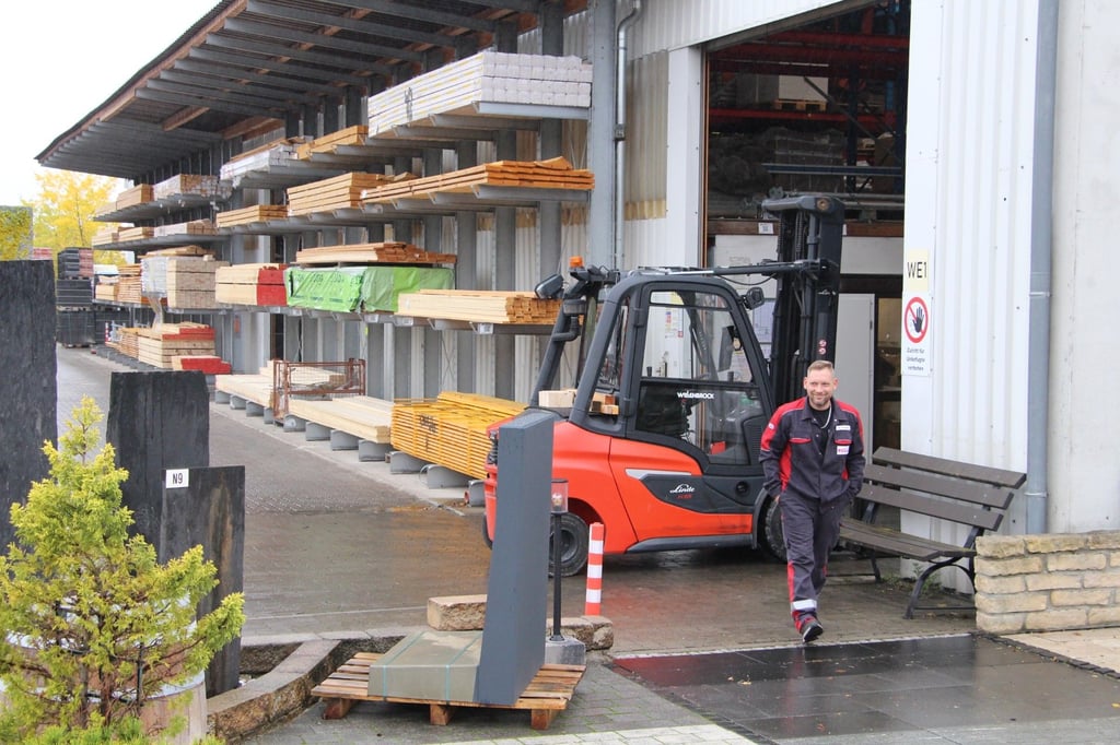 Im Lager am Aschersleber Standort finden Kunden ein Vollsortiment.