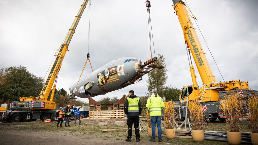 Der Rumpf des ausgedienten Bundeswehr-Airbus A310 „Kurt Schumacher“ wurde im Serengeti-Park Hodenhagen mit zwei Kränen in Position gebracht.