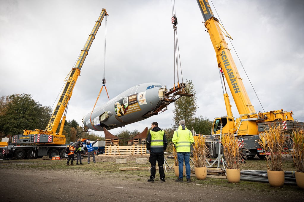 Der Rumpf des ausgedienten Bundeswehr-Airbus A310 „Kurt Schumacher“ wurde im Serengeti-Park Hodenhagen mit zwei Kränen in Position gebracht.