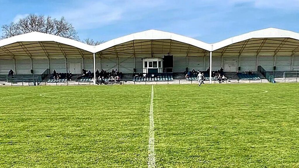 Das Fußballstadion in Wolfen kann vorerst für 14 Monate umbenannt werden.