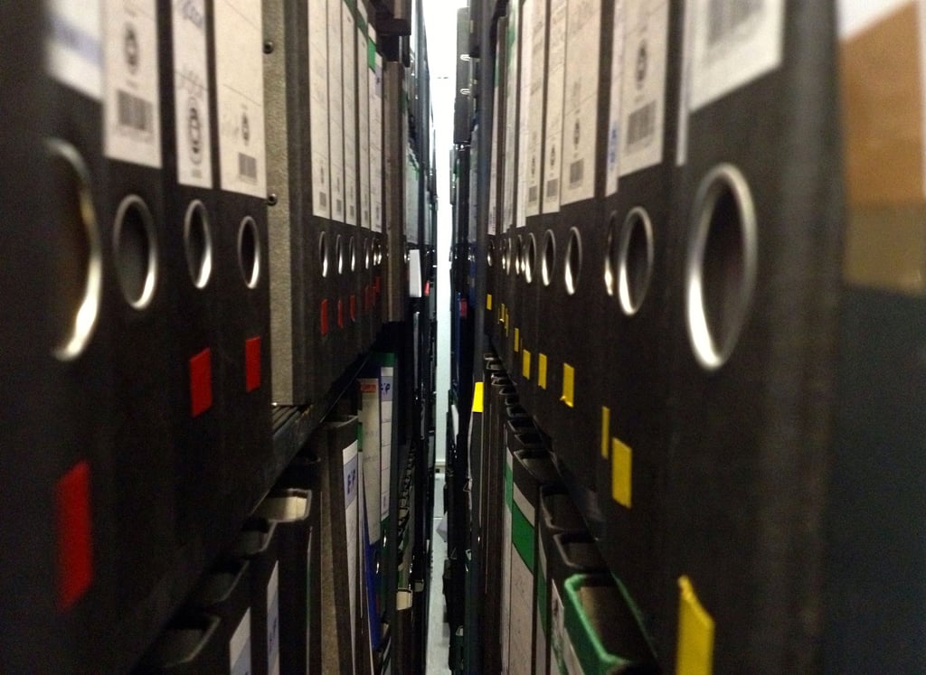 Aktenordner in einem Aktenraum des Verfassungsschutzes in Magdeburg (Sachsen-Anhalt). In Halberstadt berichtete ein Mitarbeiter über rechtsextremistische Entwicklungen in der Region.