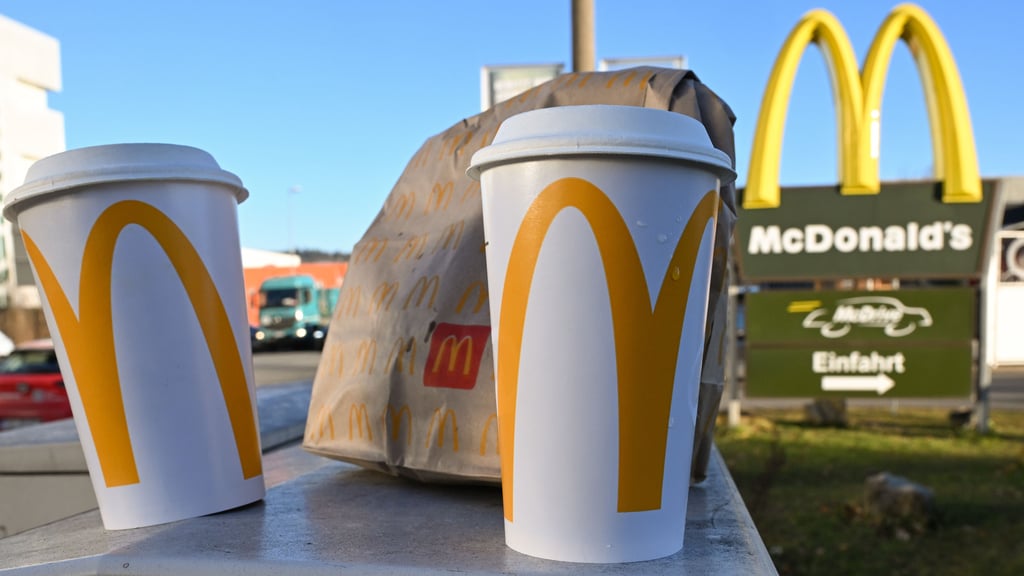 Für Einwegbecher und -tüten von McDonald's - wie hier vor einer Filiale in Tübingen - würde auch in Wernigerode die Verpackungssteuer greifen.
