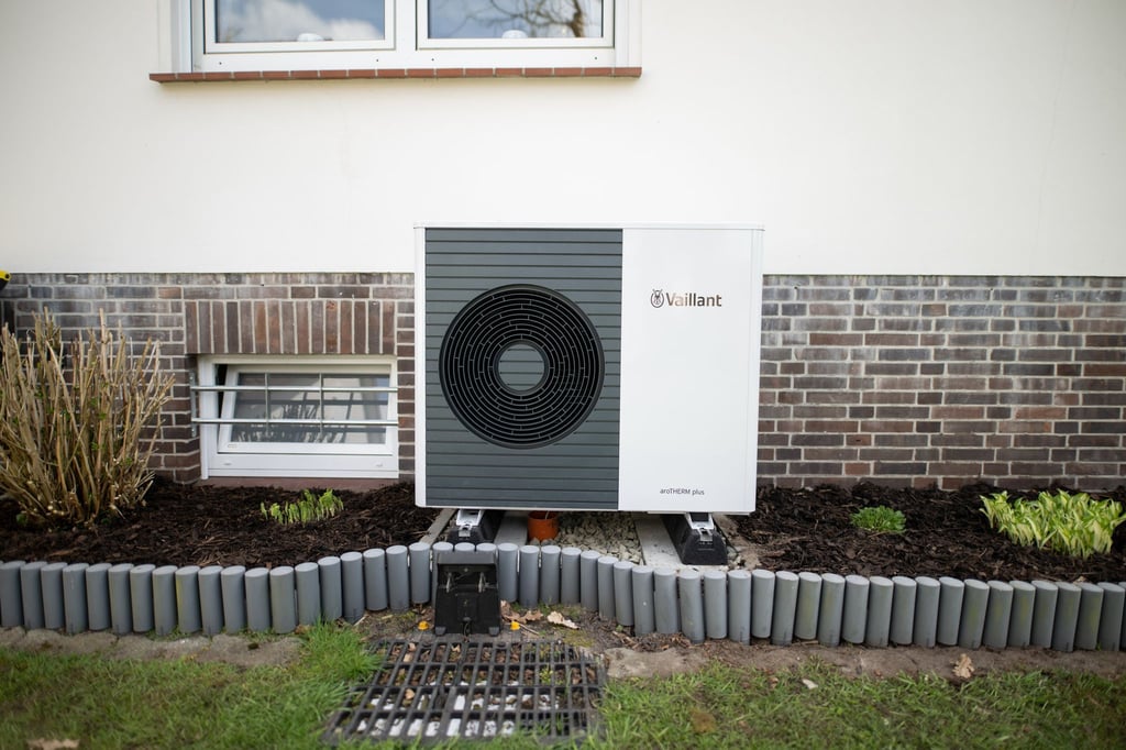 Zusätzliche Kosten drohen, wenn in beim Wechsel auf eine Wärmepumpe Leistungen als „bauseitig“ ausgewiesen sind.