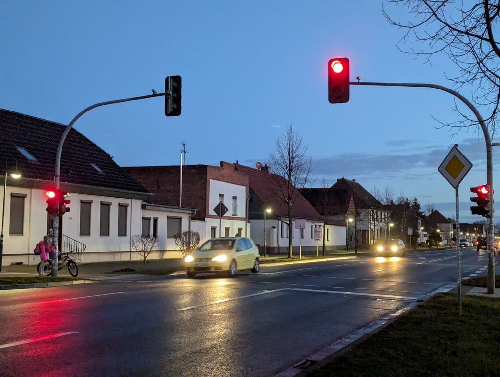 Die Fußgängerampel an der B1 in Gerwisch soll Fußgängern und besonders Grundschülern den sicheren Überweg ermöglichen. Wie sich bei einer Polizei-Kontrolle zeigt, ist das nur bedingt der Fall.