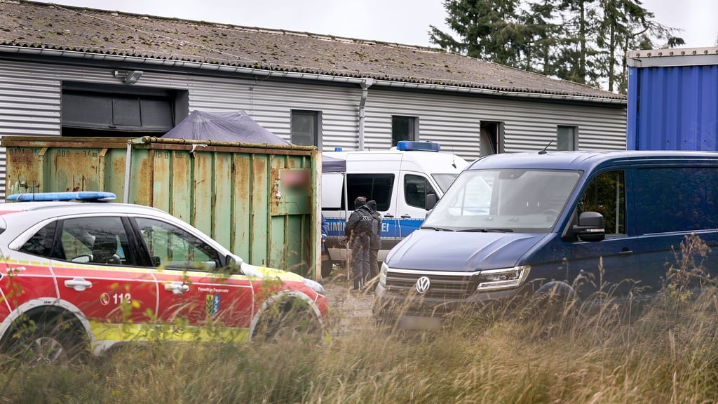 In der Halle haben Ermittler ein Drogenlabor ausgehoben.