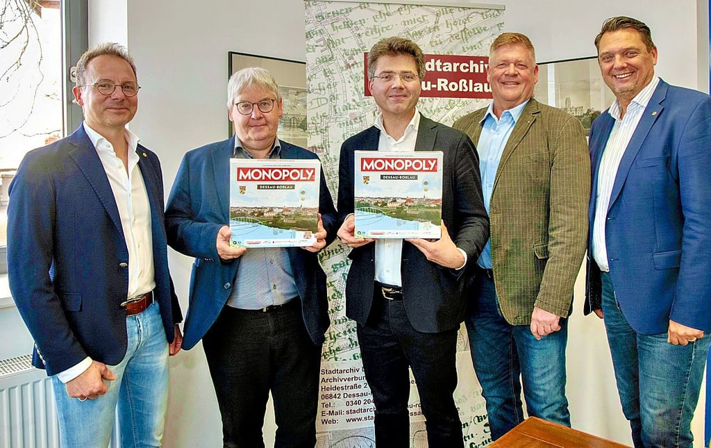 Lions-Präsident Andreas Hofmann (li.), Uwe Becker und Tobias Gröger übergaben die Spiele Nummer 1 und 2 an Oberbürgermeister Robert Reck und  Archivchef Frank Kreißler.