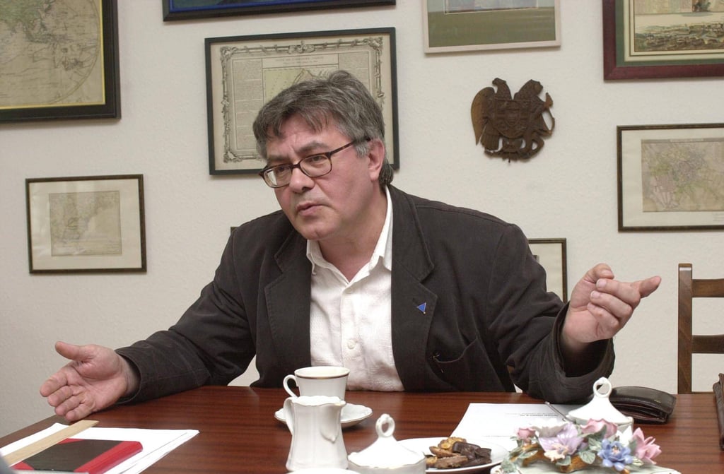 Karlheinz Kaufmann im Jahr 2001 im Interview für die MZ in einer Villa in Berlin-Karlshorst: Der Berliner Geschäftsmann, ehemaliger SED-Funktionär und dann ehemaliger Vorsitzender der PDS-Saalkreis, hatte im Sommer 1990 versucht, im Auftrag seiner Partei 107 Millionen aus dem SED-Vermögen zu verstecken.