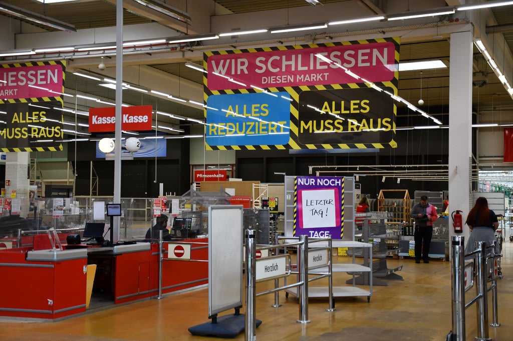 Die Regale im Hellweg-Baumarkt in Magdeburg sind am letzten Verkaufstag so gut wie leer. Der Markt muss schließen.