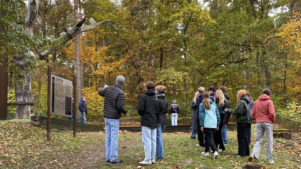 Schüler führen Schüler über das Gelände der KZ-Gedenkstätte Langenstein-Zwieberge.