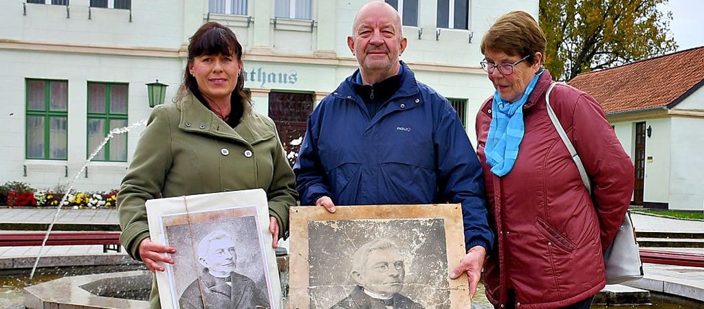 Eva Kellner schaute interessiert auf das ursprüngliche Bild, dass Uwe Scholz hielt und die restaurierte Variante in den Händen von Nadine Schütte.