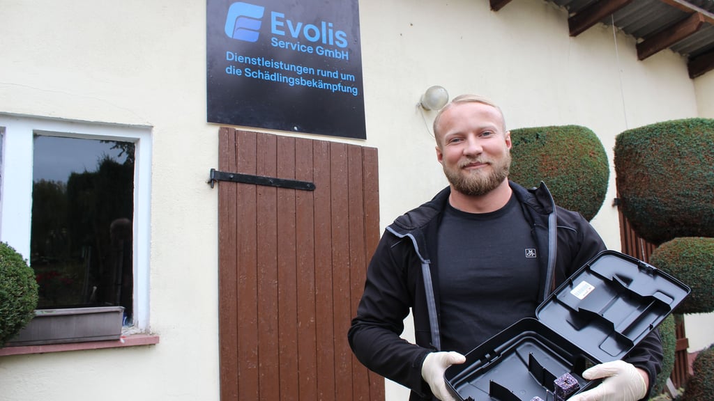 Schädlingsbekämpfer Paul Ole Karsten aus Hundisburg hat im Juni 2025 das Unternehmen „Evolis“ gegründet. In der Hand hält er eine Rattenfalle mit Köder.